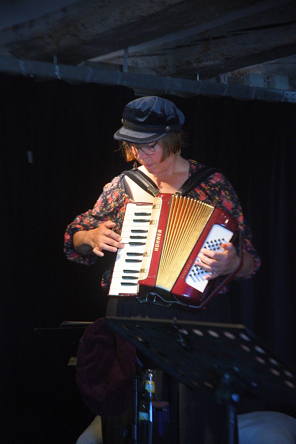 Karin mit Akkordeon