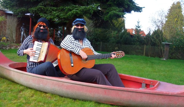 Die Seefrauen in einem roten Boot